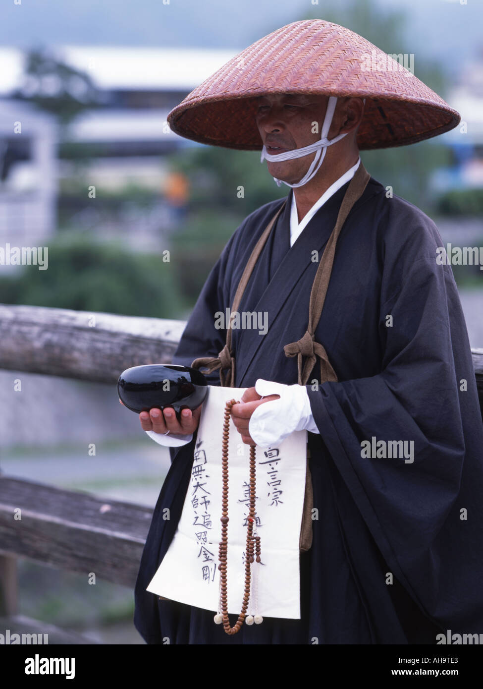 Eine buddhistische Mönche steht mit seinem Almosenschale in Kyoto Stockfoto