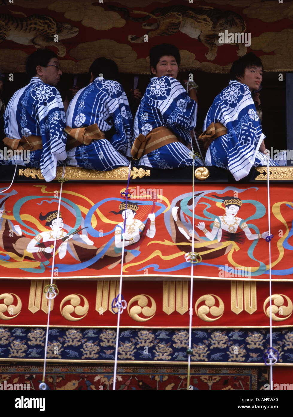 Gion Matsuri Kyoto riesigen reich verzierten Schwimmer (Mikoshi) sind durch die Stadt geschleppt. Stockfoto