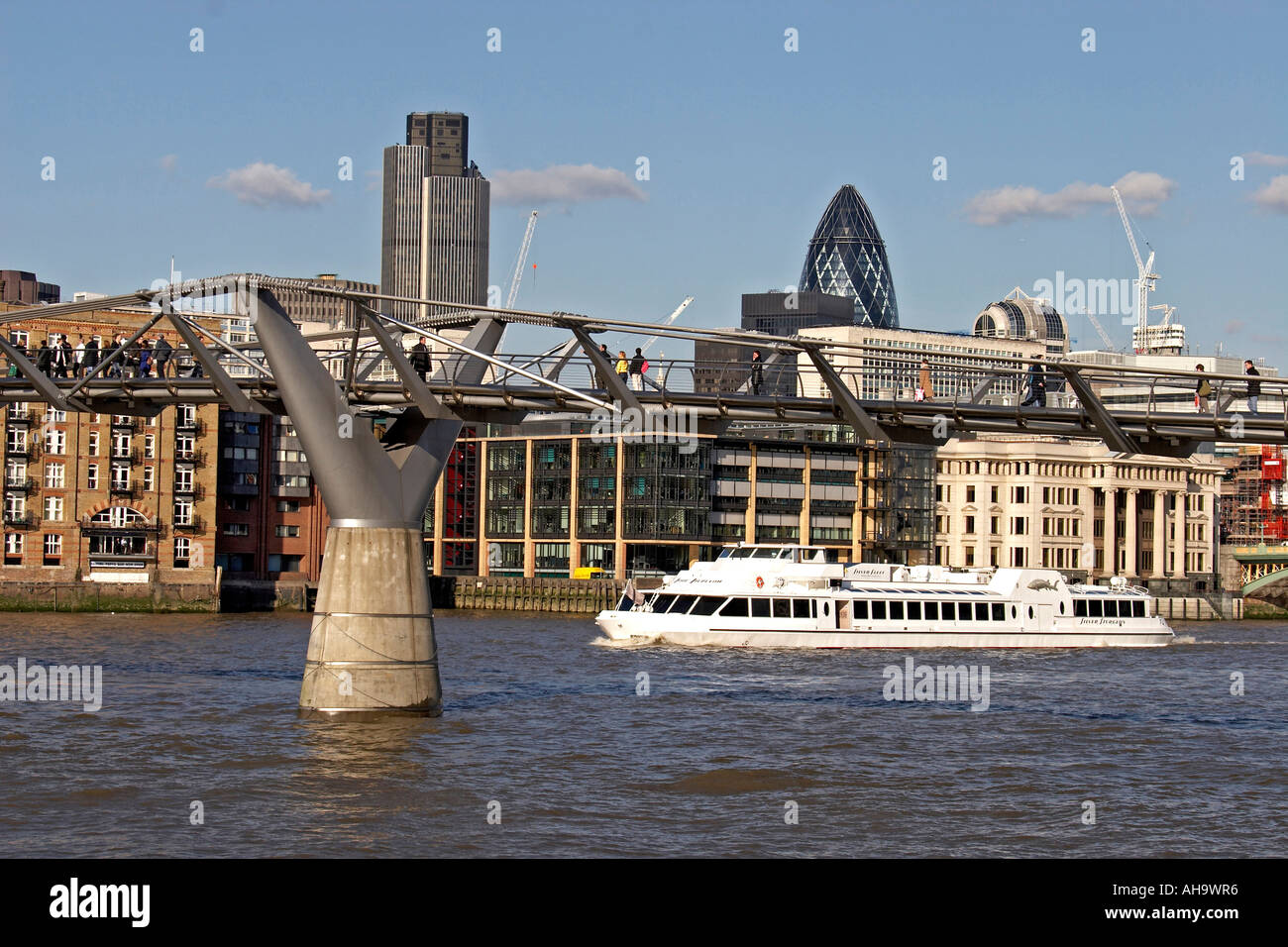 Ansicht Nord über Themse mit Millenium Bridge und Silver Fleet Kreuzfahrt Fahrgastschiff Stadt von London EG4 England Stockfoto