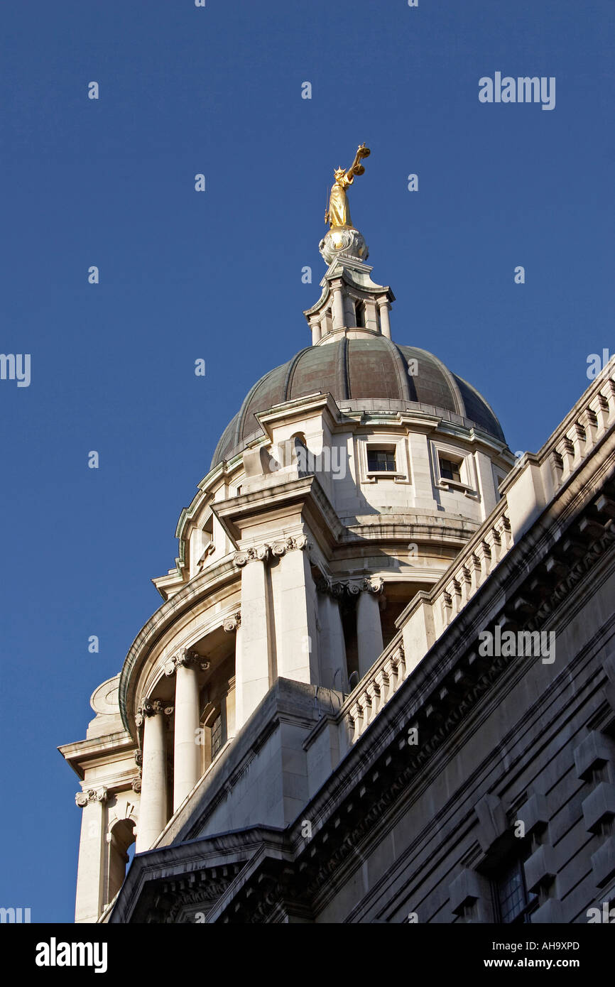 Goldene Statue der Gerechtigkeit mit Waage Waage und Schwert auf die Dachkuppel des Old Bailey Stockfoto