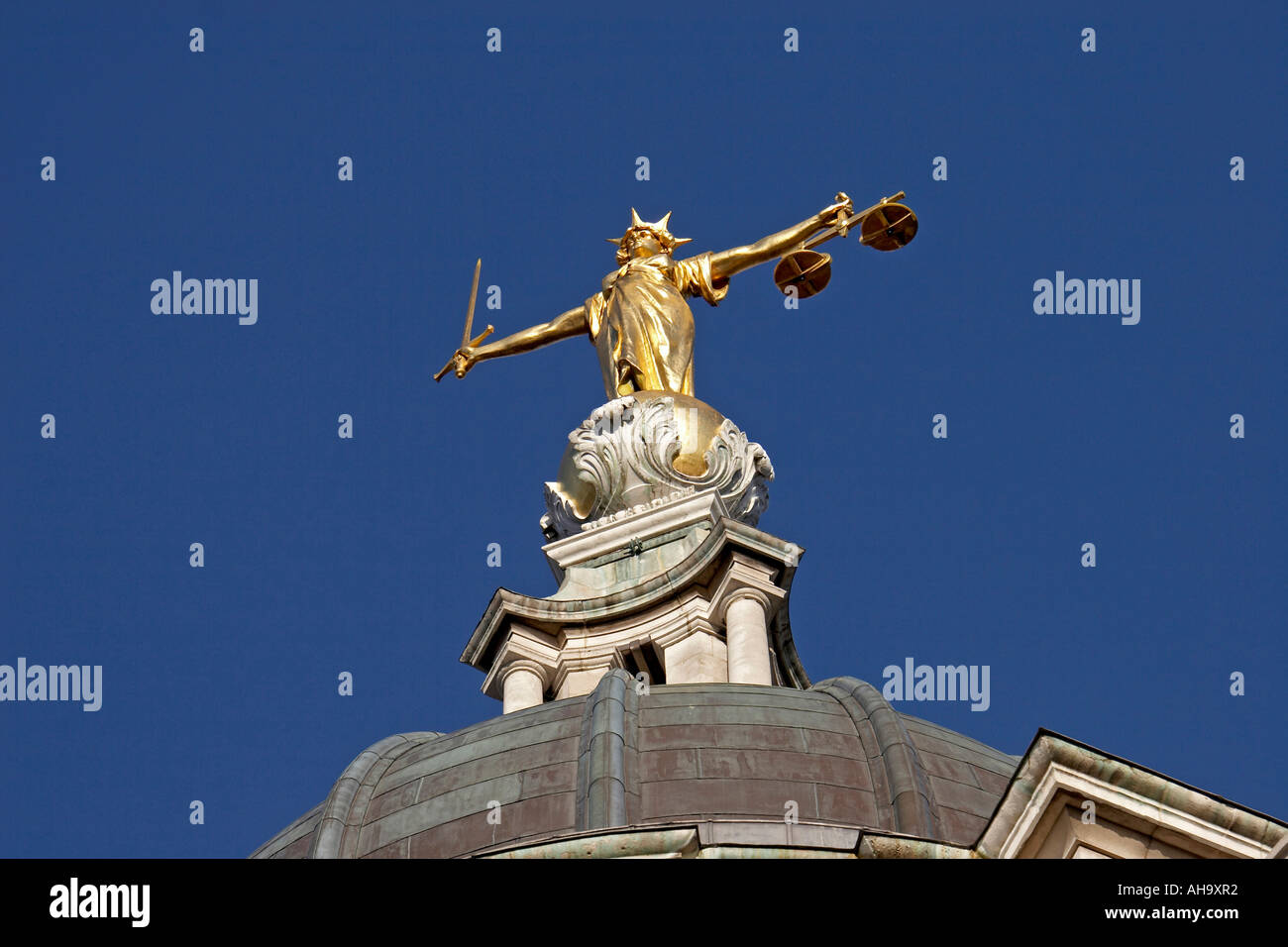 Goldene Statue der Gerechtigkeit mit Waage Waage und Schwert auf die Dachkuppel des Old Bailey Stockfoto