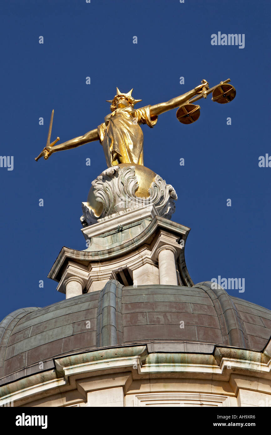 Goldene Statue der Gerechtigkeit mit Waage Waage und Schwert auf die Dachkuppel des Old Bailey Stockfoto