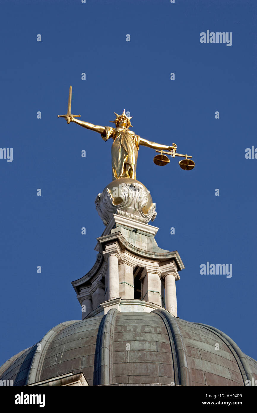 Goldene Statue der Gerechtigkeit mit Waage Waage und Schwert auf die Dachkuppel des Old Bailey Stockfoto