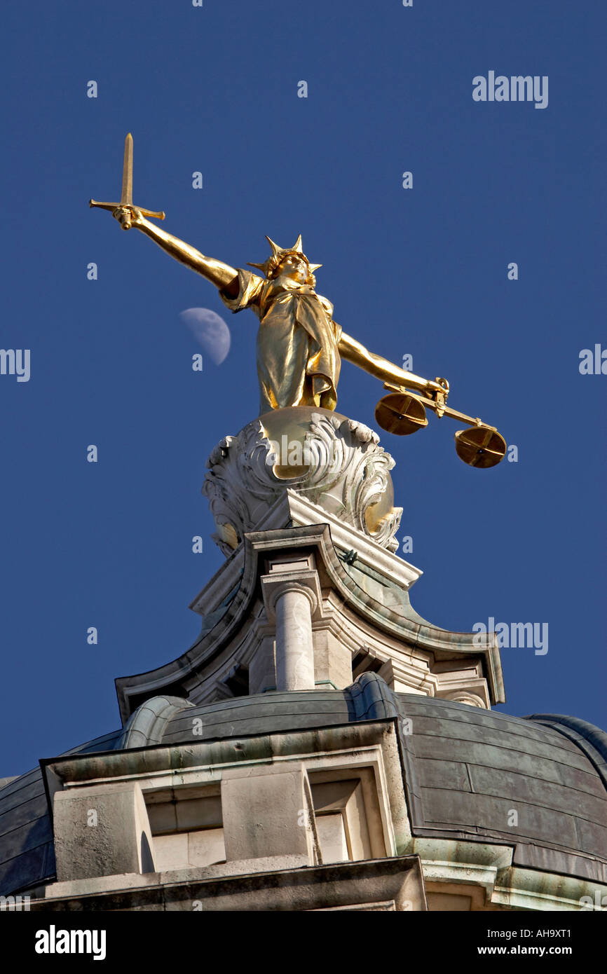 Goldene Statue der Gerechtigkeit mit Waage Waage und Schwert auf die Dachkuppel des Old Bailey Stockfoto