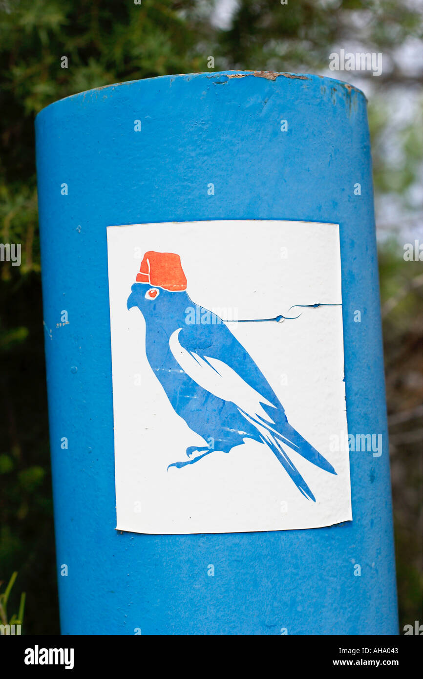 Markierung der Wanderwege mit Falken Symbol auf Ibiza Stockfoto