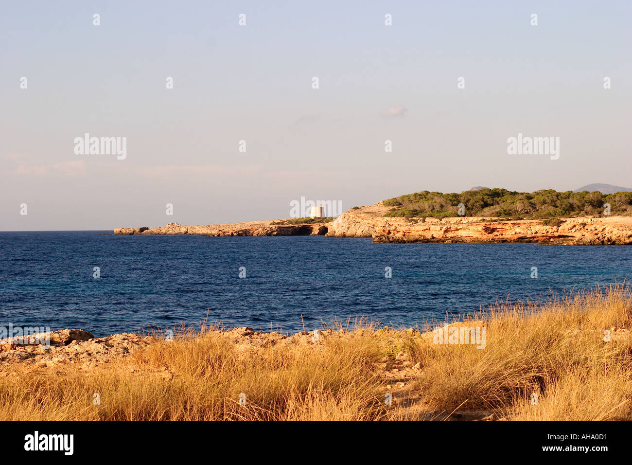 Platges de Comte Ibiza Cala Comte in der Nähe von Sant Josep mit Blick auf den Turm Torre d En Rovira Stockfoto