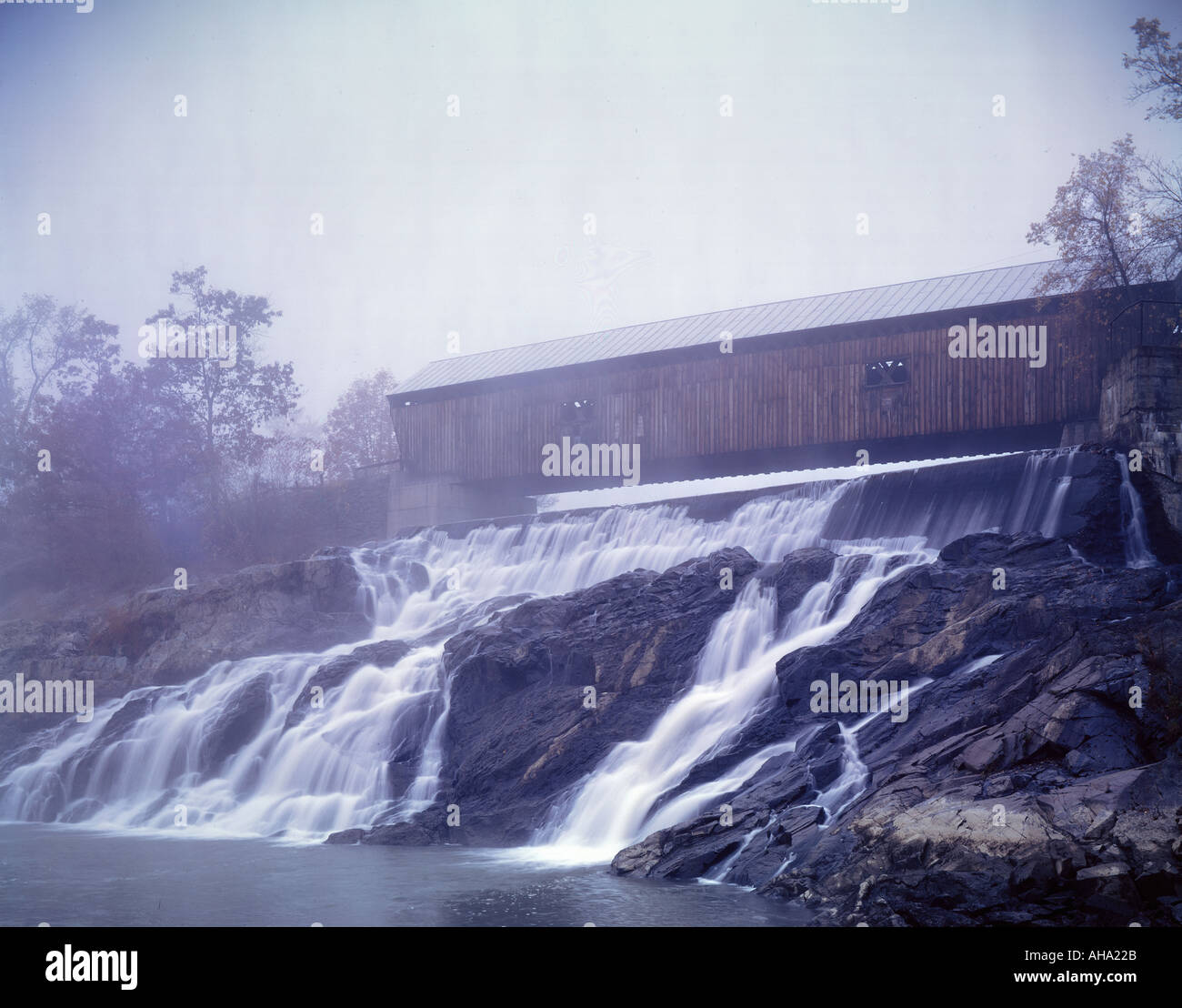überdachte Brücke Nord Hartland Vermont USA im Nebel Stockfoto