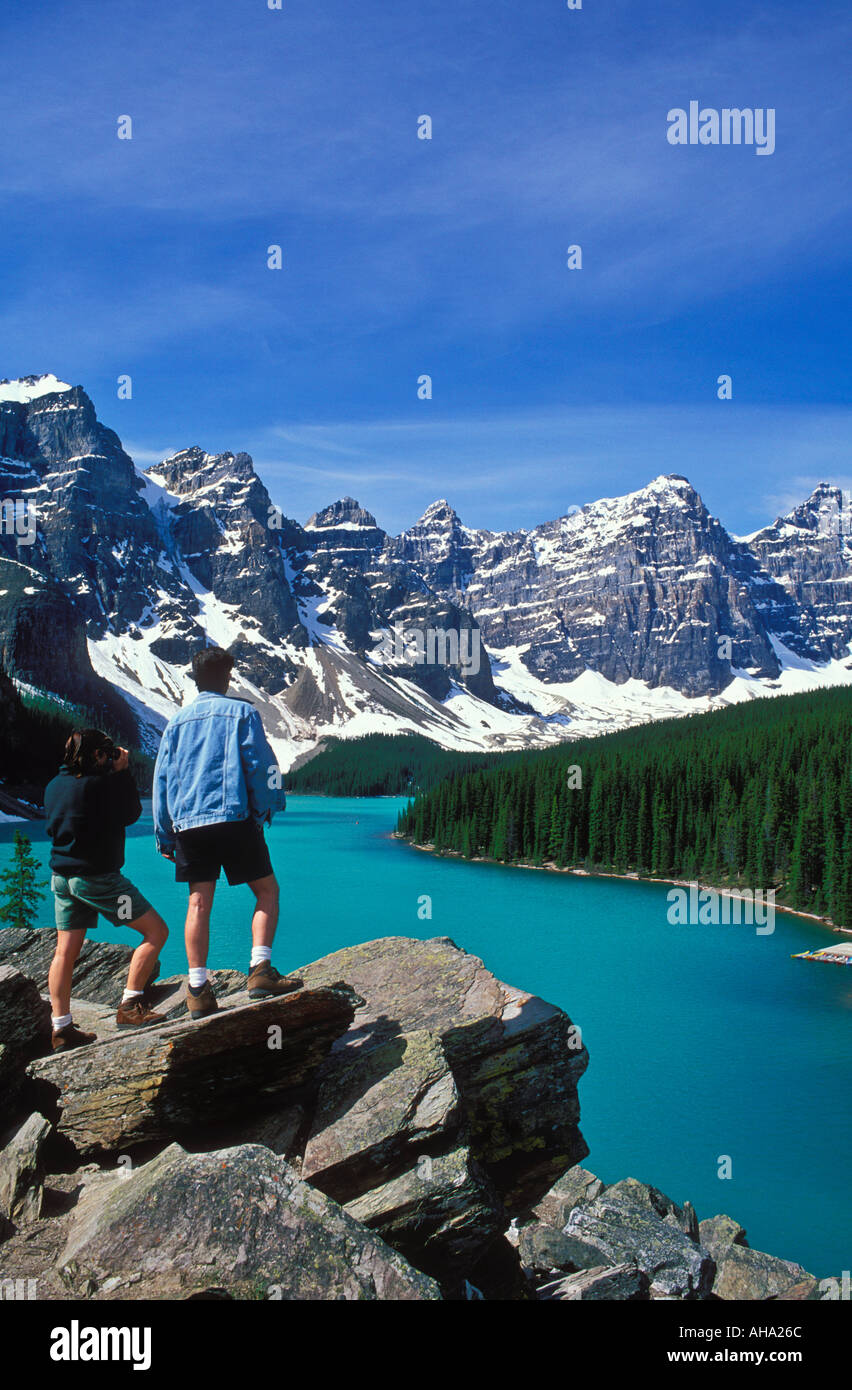 Kanada Alberta Banff National Park Moraine Lake und das Tal der zehn Gipfel mit einem jungen Paar, die Szene zu bewundern Stockfoto