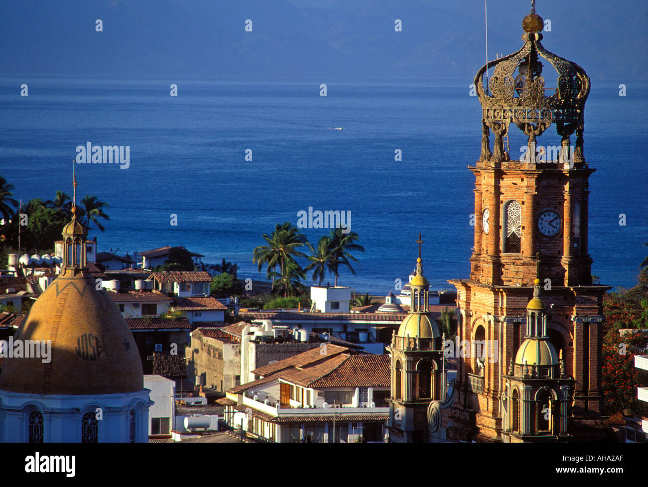 Mexiko-Puerto Vallarta-Church of Guadalupe s Glockenturm und Kuppel Stockfoto
