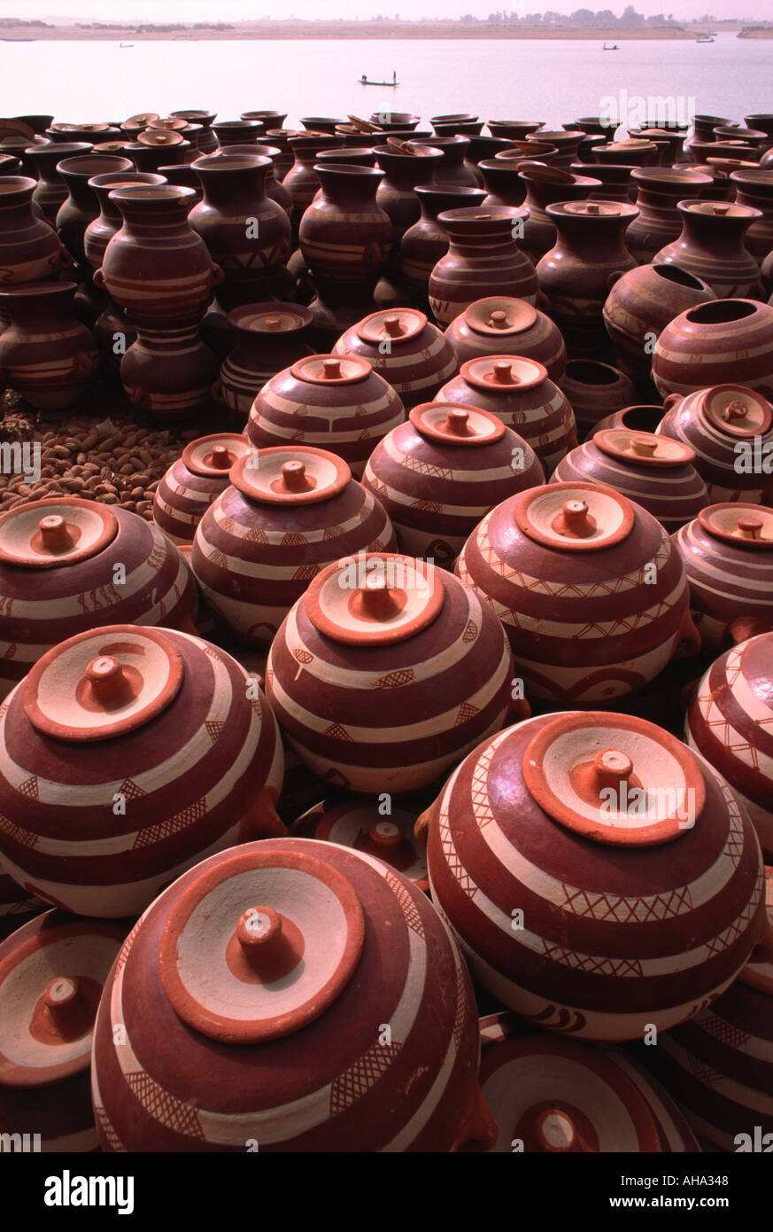 Viele Tontöpfe für den Verkauf in einem Outdoor-Markt am Ufer des Flusses Niger in Mopti Mali Stockfoto
