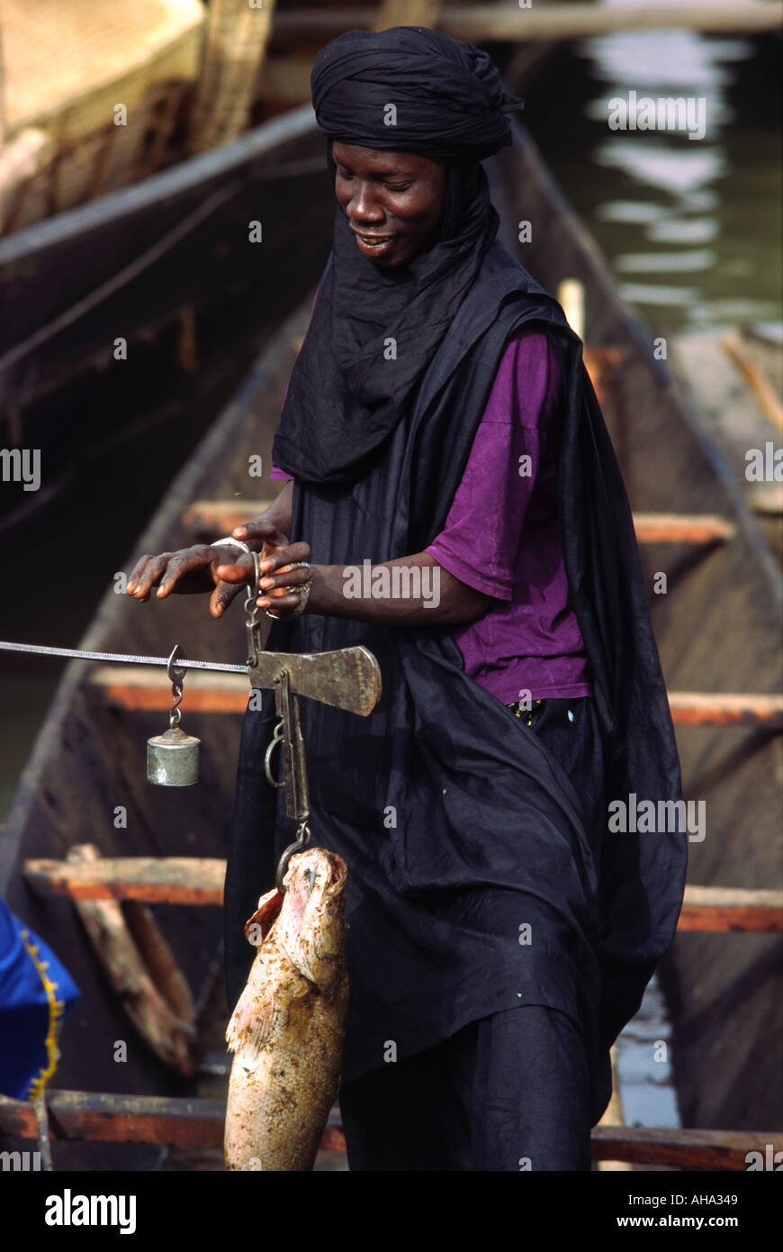 Fischer vertreibt Fisch aus seinem Boot Mopti Mali Stockfoto