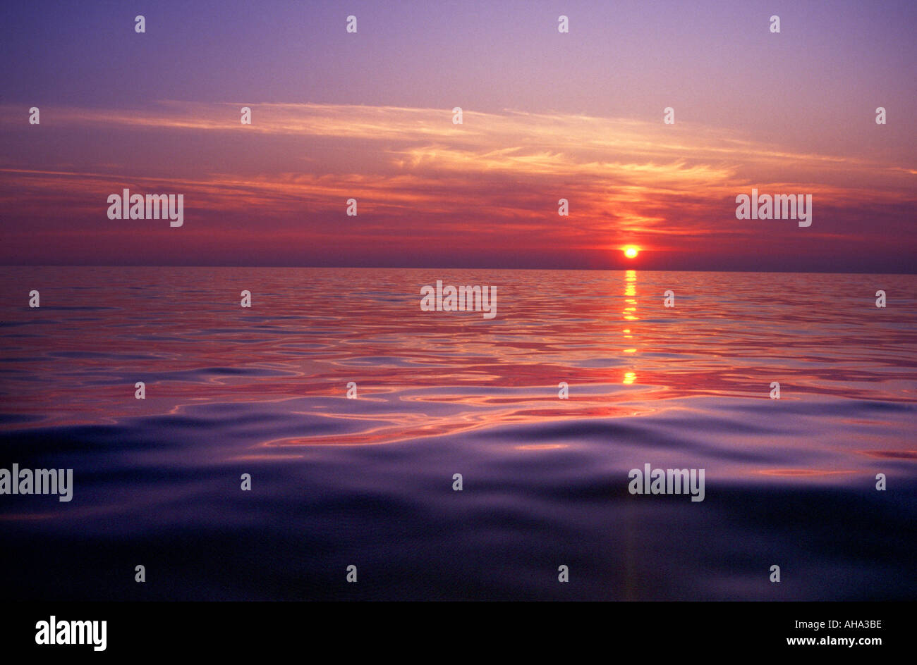 Sonnenaufgang über dem Meer Mitte Ozean Atlantik Stockfoto