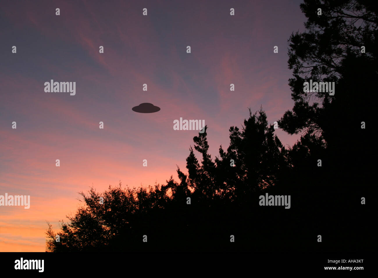 UFO-Silhouette gegen Sonnenaufgang Stockfoto