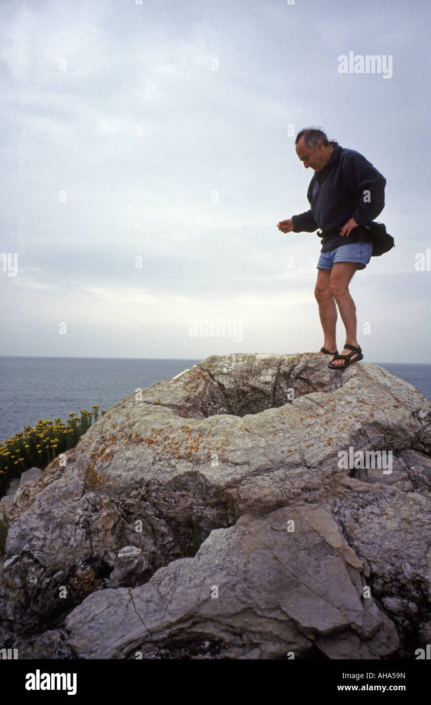 Mann zu Fuß auf prähistorischen fossile Cycadeen im fossilen Wald Lulworth Dorset-England Stockfoto