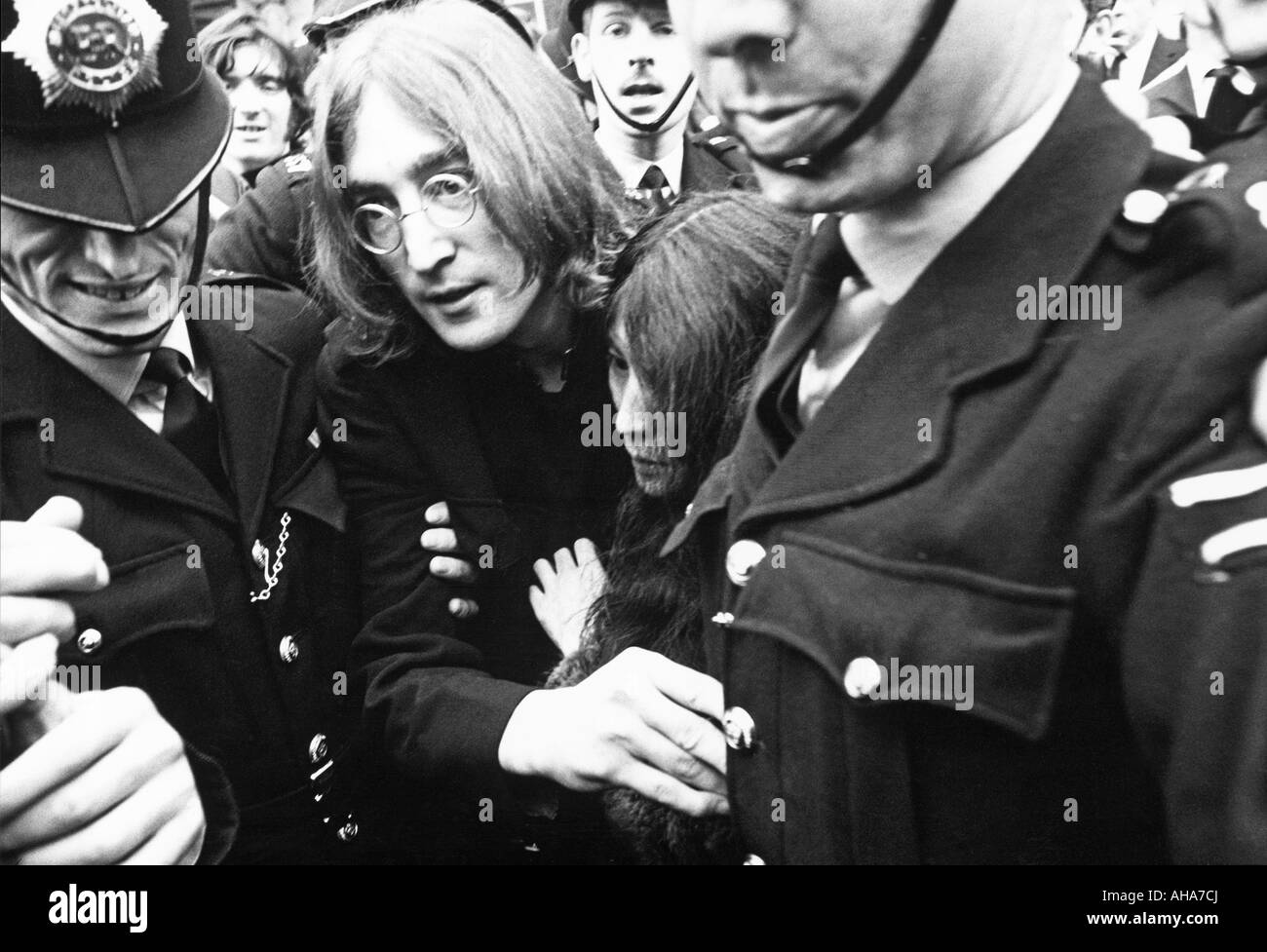 BEATLES John and Yoko verlassen Marylebone Magistrates Court auf Kaution Besitzes von Cannabis 19. Oktober 1968 Stockfoto