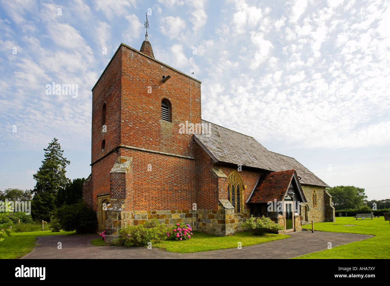 Tudeley Kirche Kent England eine von nur zwei Kirchen in der Welt alle dessen Glasfenster von Chagall sind Stockfoto