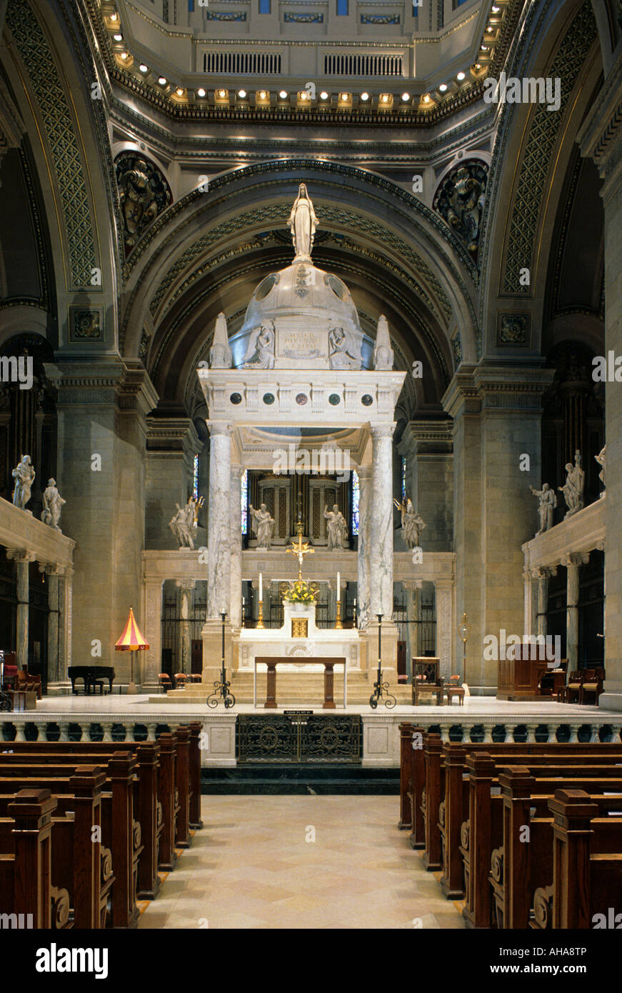 REICH VERZIERTE INNENRAUM DER BASILIKA VON SAINT MARY IN MINNEAPOLIS, MINNESOTA.  AMERIKANERS ERSTE BASILIKA. VEREINIGTE STAATEN VON AMERIKA Stockfoto