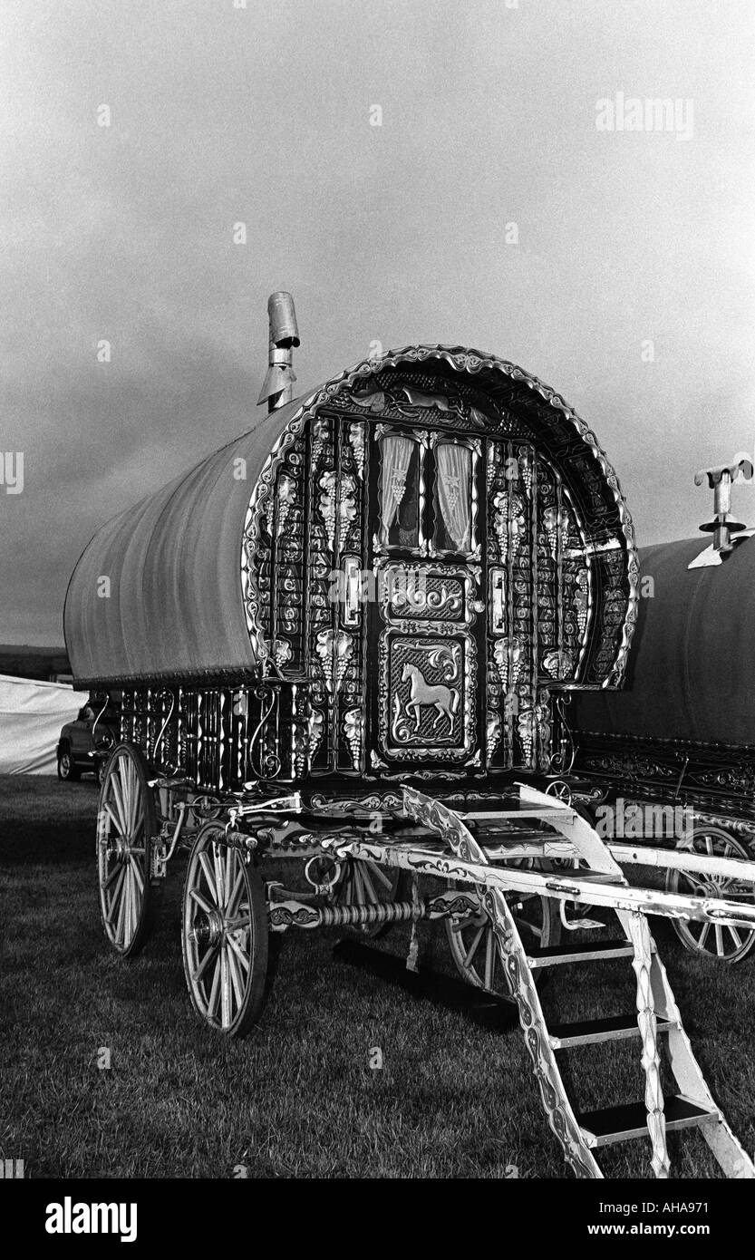 Traditionellen Zigeuner Wagen/Wohnwagen, mit reich verzierten und vergoldeten Verzierungen Reisen Stockfoto