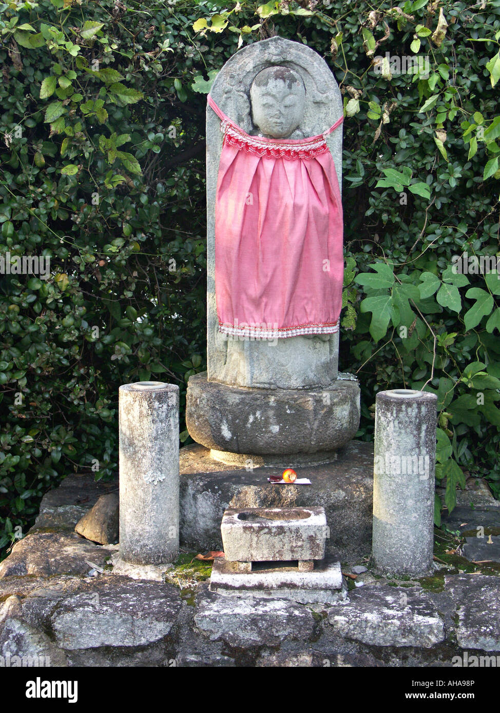 Kyoto, Japan. Eine Jizo Statue, gewidmet der Erinnerung an eine Fehlgeboren, Abgebrochen oder Totgeborenes in einer Zeremonie namens Mizuko kuyo Stockfoto