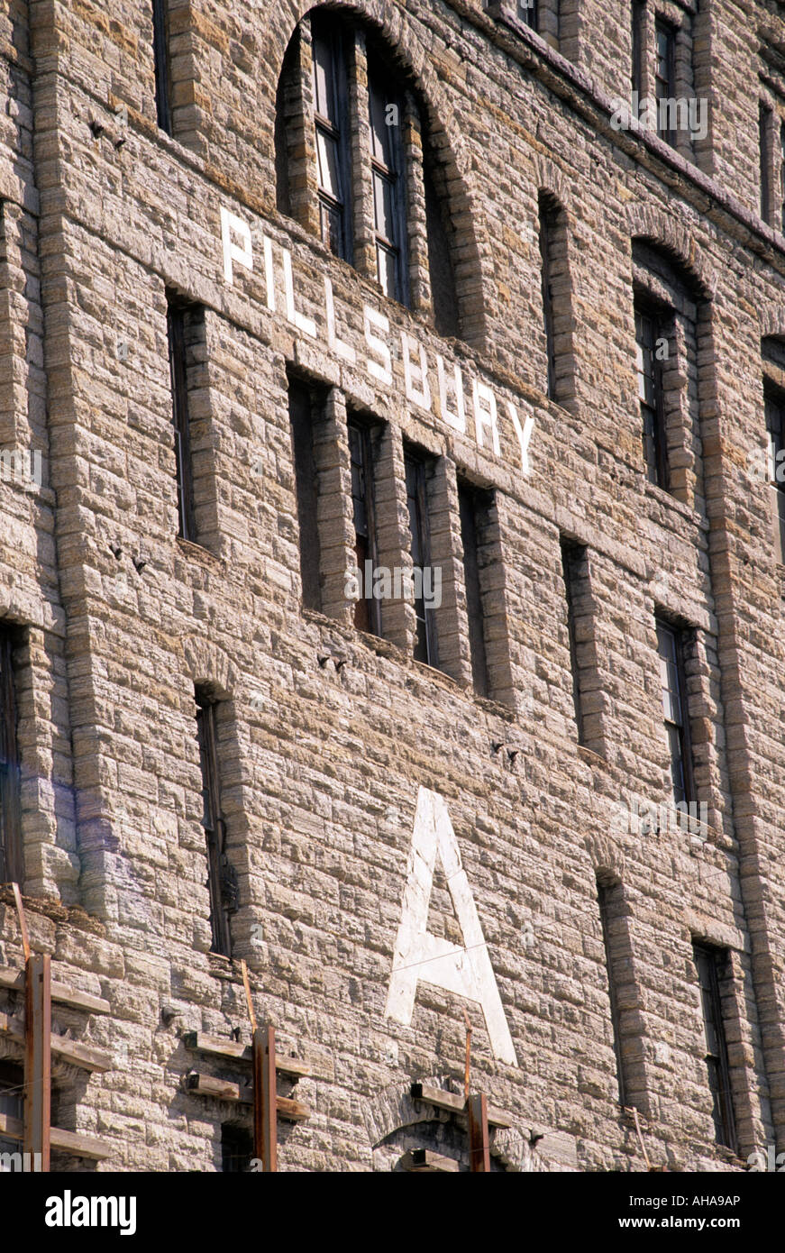 STEIN-FASSADE VON DER PILLSBURY WEIZENMÜHLE IN DER ST.-ANTHONY-FÄLLE HISTORISCHEN BEZIRK VON MINNEAPOLIS, MINNESOTA, VEREINIGTE STAATEN VON AMERIKA Stockfoto