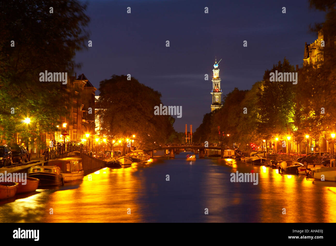 Prinsengracht Kanal zur Westerkerk hinunter in der Abenddämmerung, Amsterdam anzeigen Stockfoto