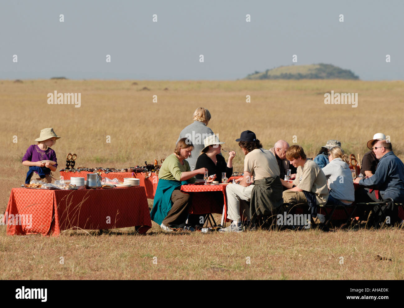 Touristen genießen ein Open-Air-Frühstück nach einem Ballon fahren in der Masai Mara National Reserve Kenia in Ostafrika Stockfoto