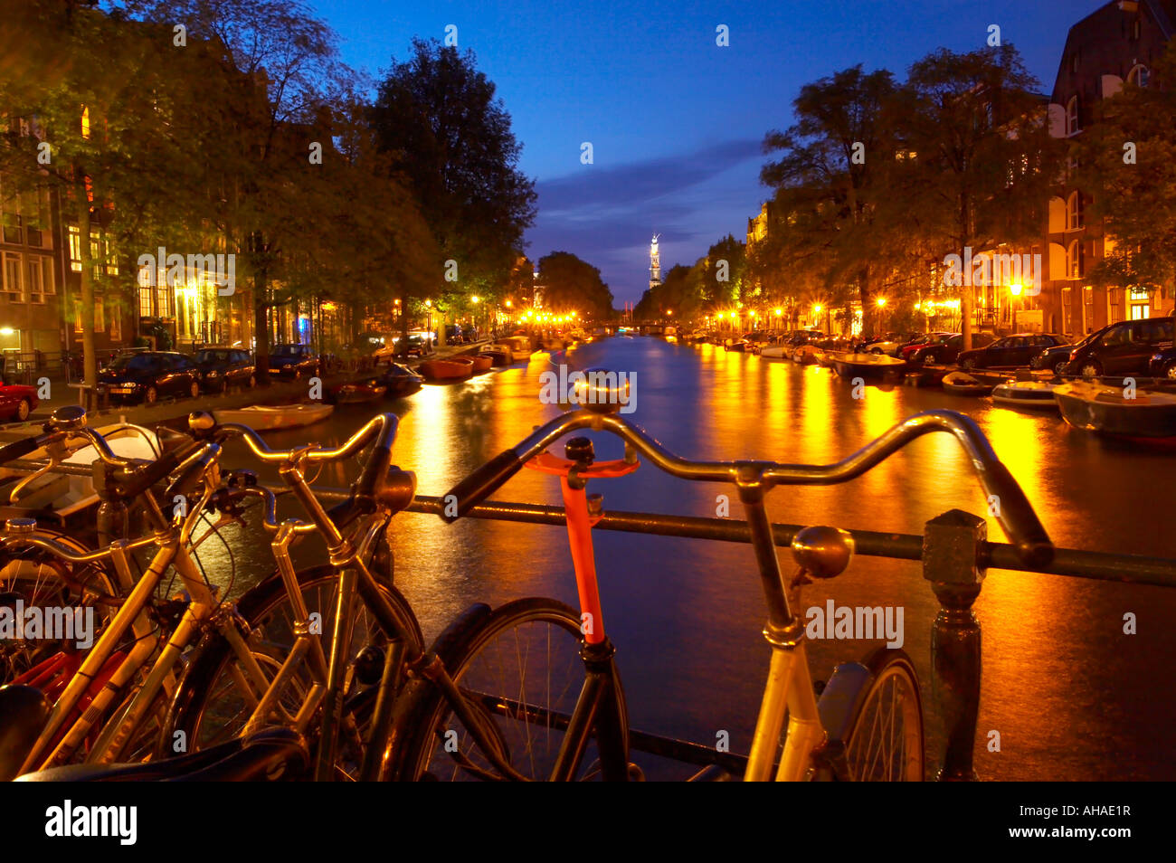 Prinsengracht Kanal zur Westerkerk hinunter in der Abenddämmerung, Amsterdam anzeigen Stockfoto