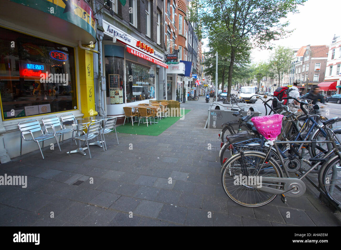 Straßenszene mit Café und Fahrräder in Amsterdam Stockfoto