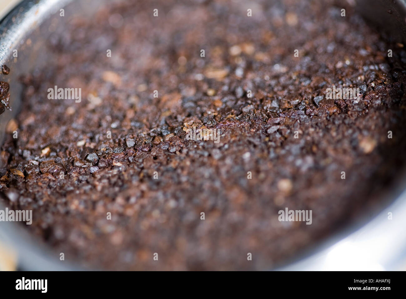 Espresso-Kaffeemaschine Gelände in einem Saeco Espressomaschine Filter. Stockfoto