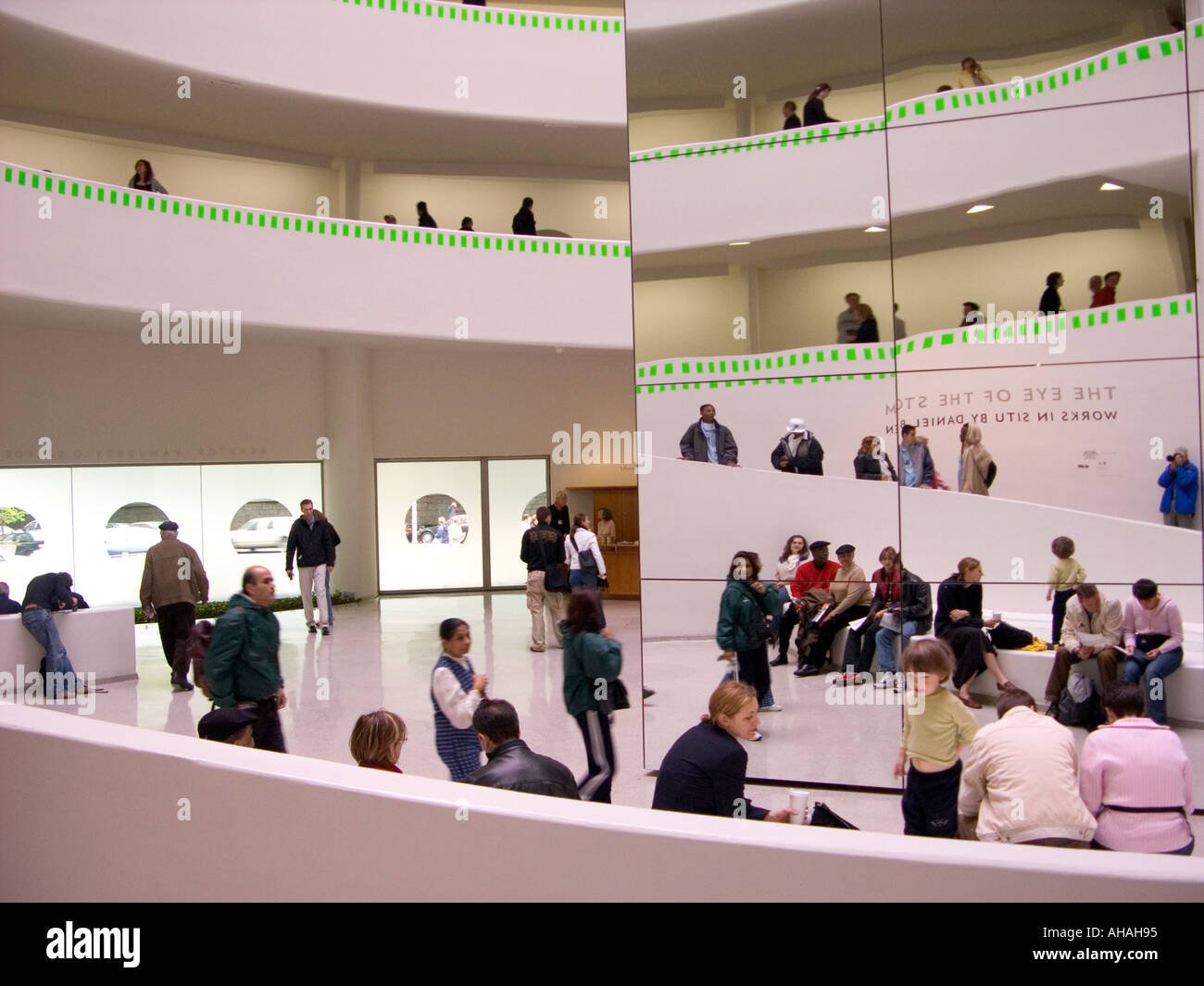 Eingang Halle des Guggenheim Museum New York Usa gespiegelt Stockfoto