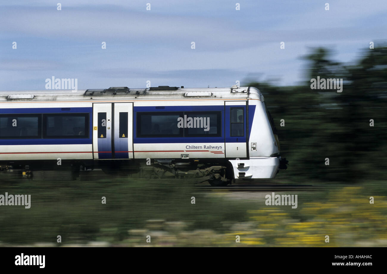Chiltern Railways Diesel trainieren bei Geschwindigkeit, Warwickshire, England, UK Stockfoto
