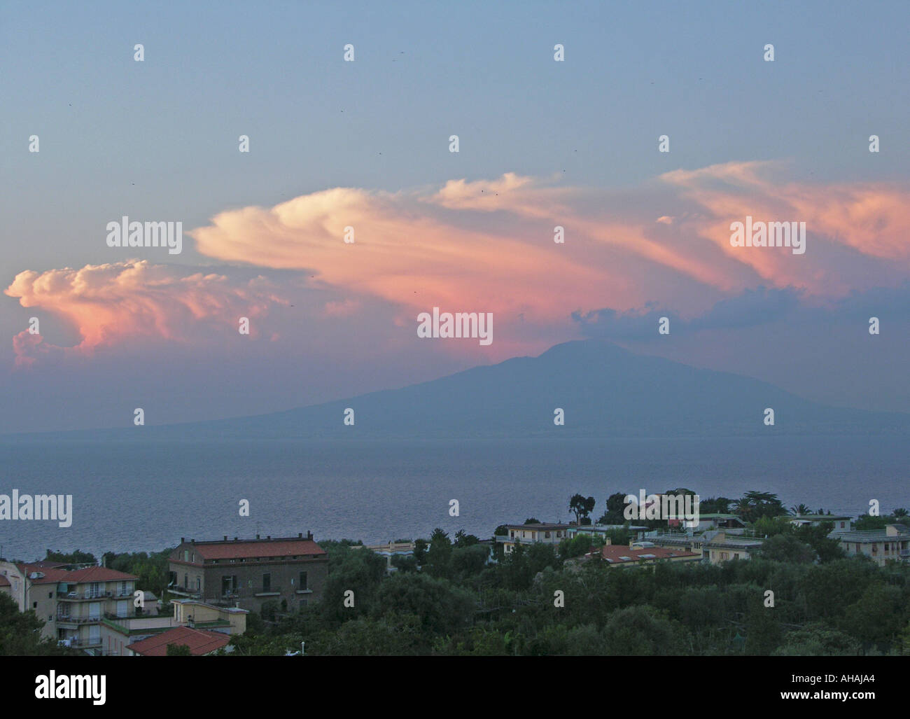 Italien-Kampanien-Dämmerung umfallen Vesuv und Neapel von Sorrent gesehen Stockfoto