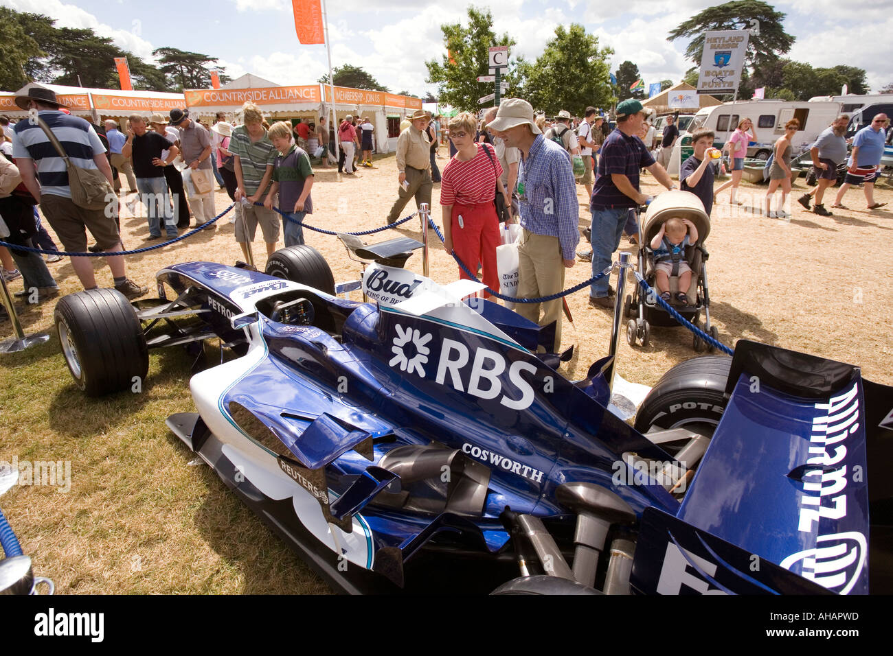 UK Hampshire Romsey Broadlands CLA Game Fair Besucher betrachten RBS-Rennwagen Stockfoto