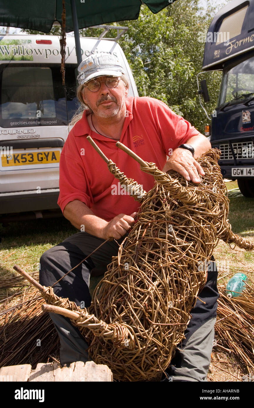 UK Hampshire Romsey Broadlands CLA Game Fair Steve Fuller macht ein Schwein aus Weide Stockfoto