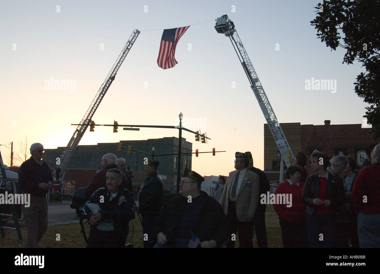 Die US-Flagge wurde zwischen zwei Feuerwehrleitern während der Zeremonie der Nationalgarde in Lancaster, South Carolina, USA, hochgehängt. Stockfoto