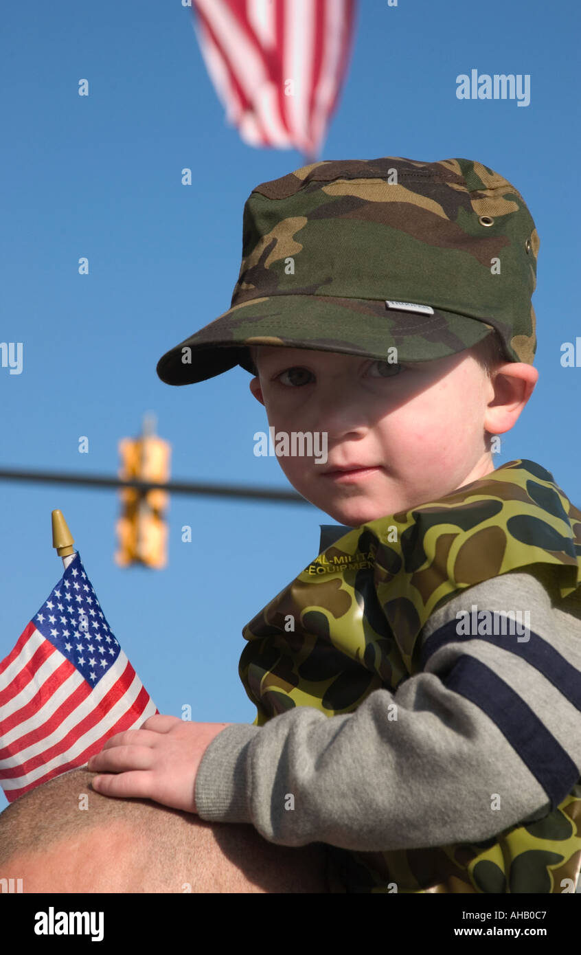 Kaukasische junge 5-7 Jahre. In Army Cap hält US-Flagge bei der Parade USA Stockfoto