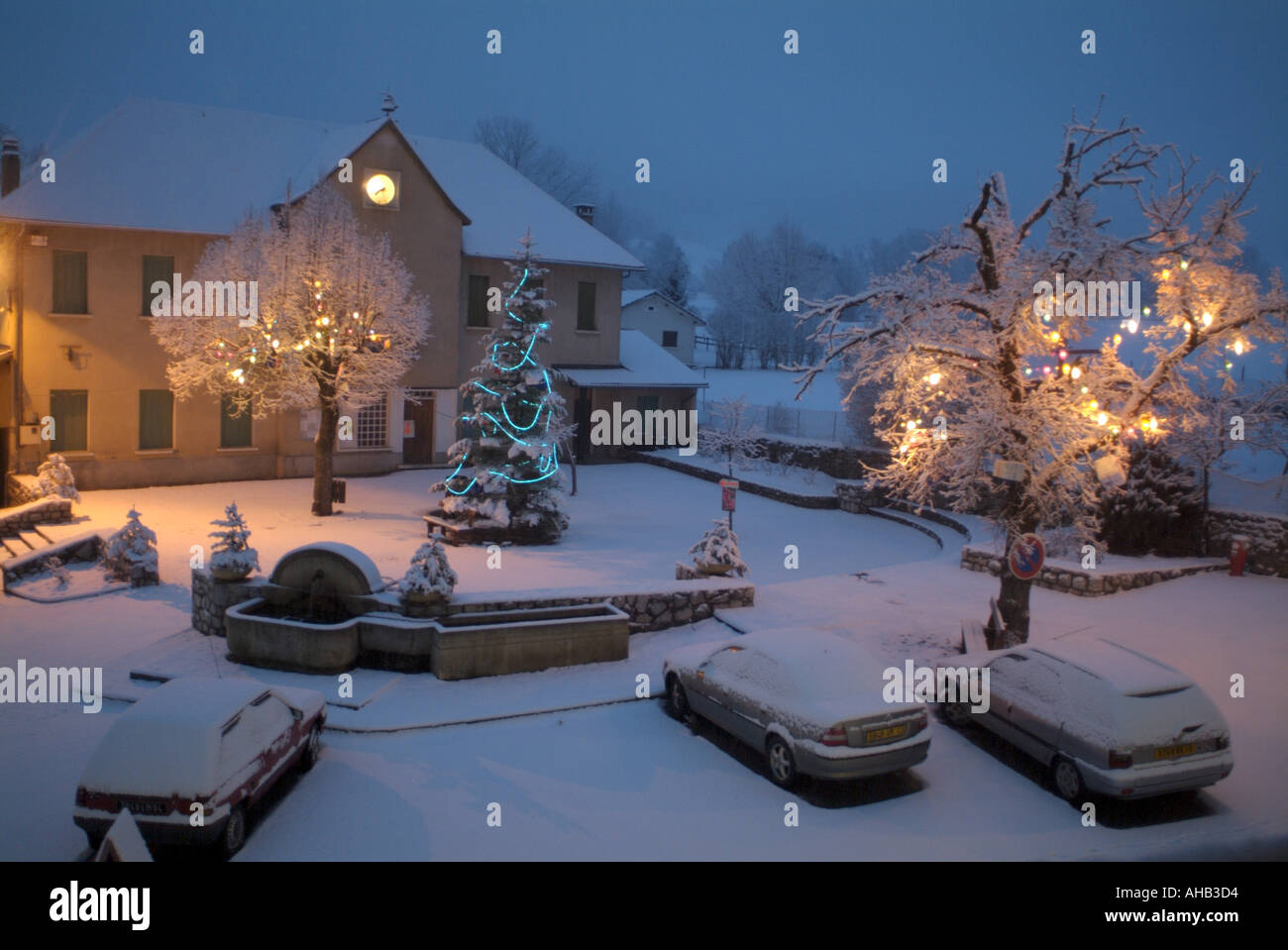 Schnee auf dem Dorfplatz in der Weihnachtszeit, Selonnet, Französische Alpen, Frankreich. Stockfoto
