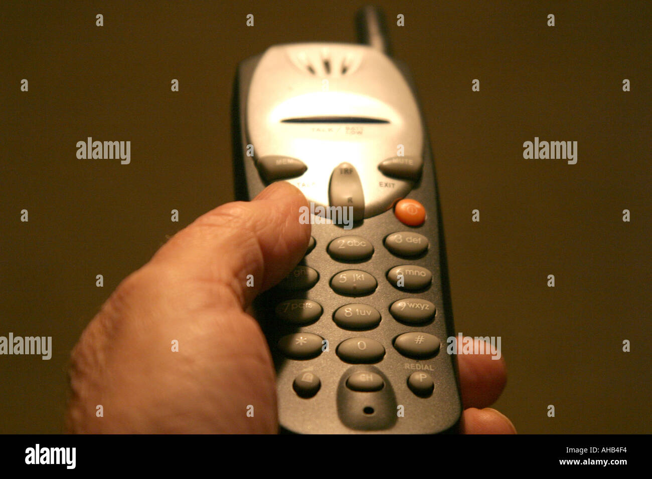 Schnurloses Telefon 2004 übergeben Stockfoto