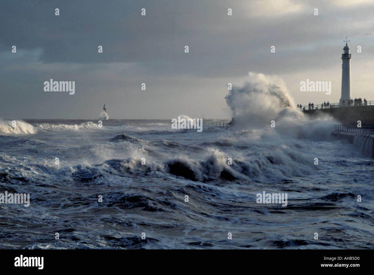 Schwere See brechen gegen eine Welle Wand Seaburn, Sunderland, Tyne and Wear, England, UK. Stockfoto