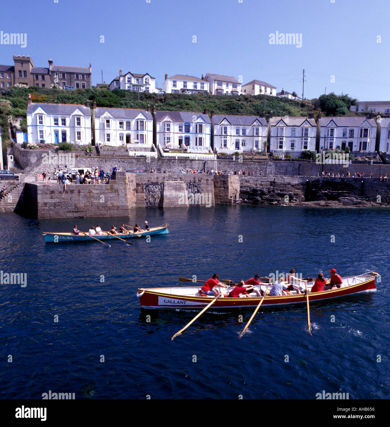Gig-Rennen am Hafendamm in Cornwall England UK Stockfoto