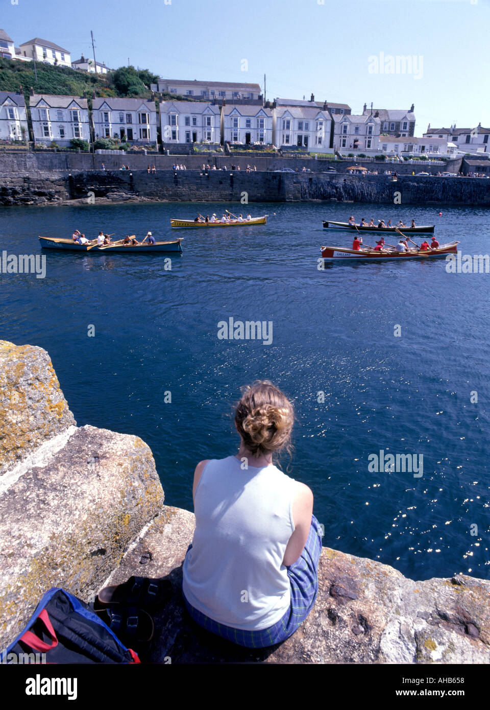 Besucher Uhren Gig am Hafendamm in Cornwall England UK racing Stockfoto