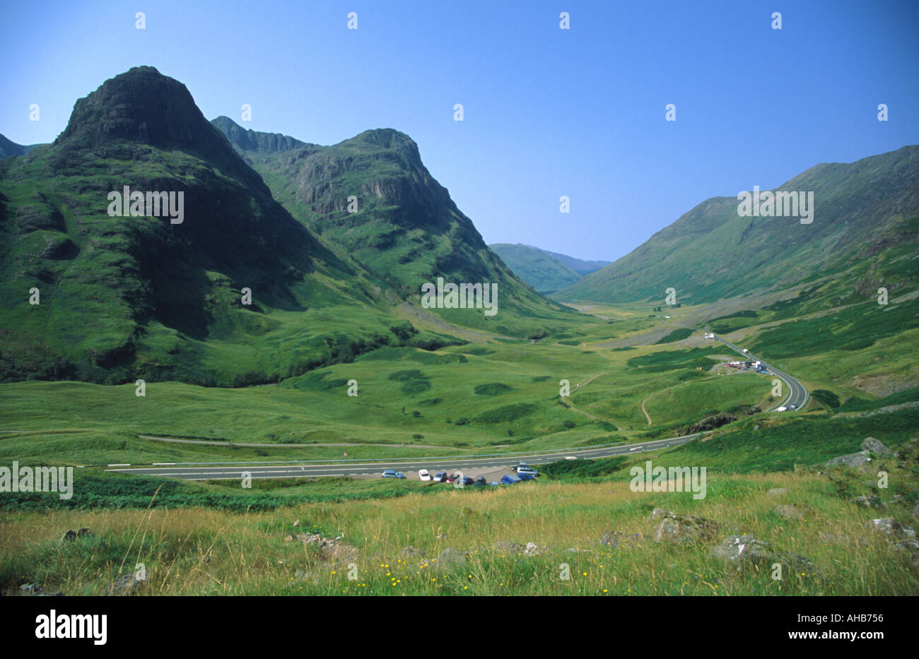 Blick auf Glen Coe von Osten in Highland Schottland Großbritannien mit drei Schwestern Berge links und A82 Hauptstraße Stockfoto