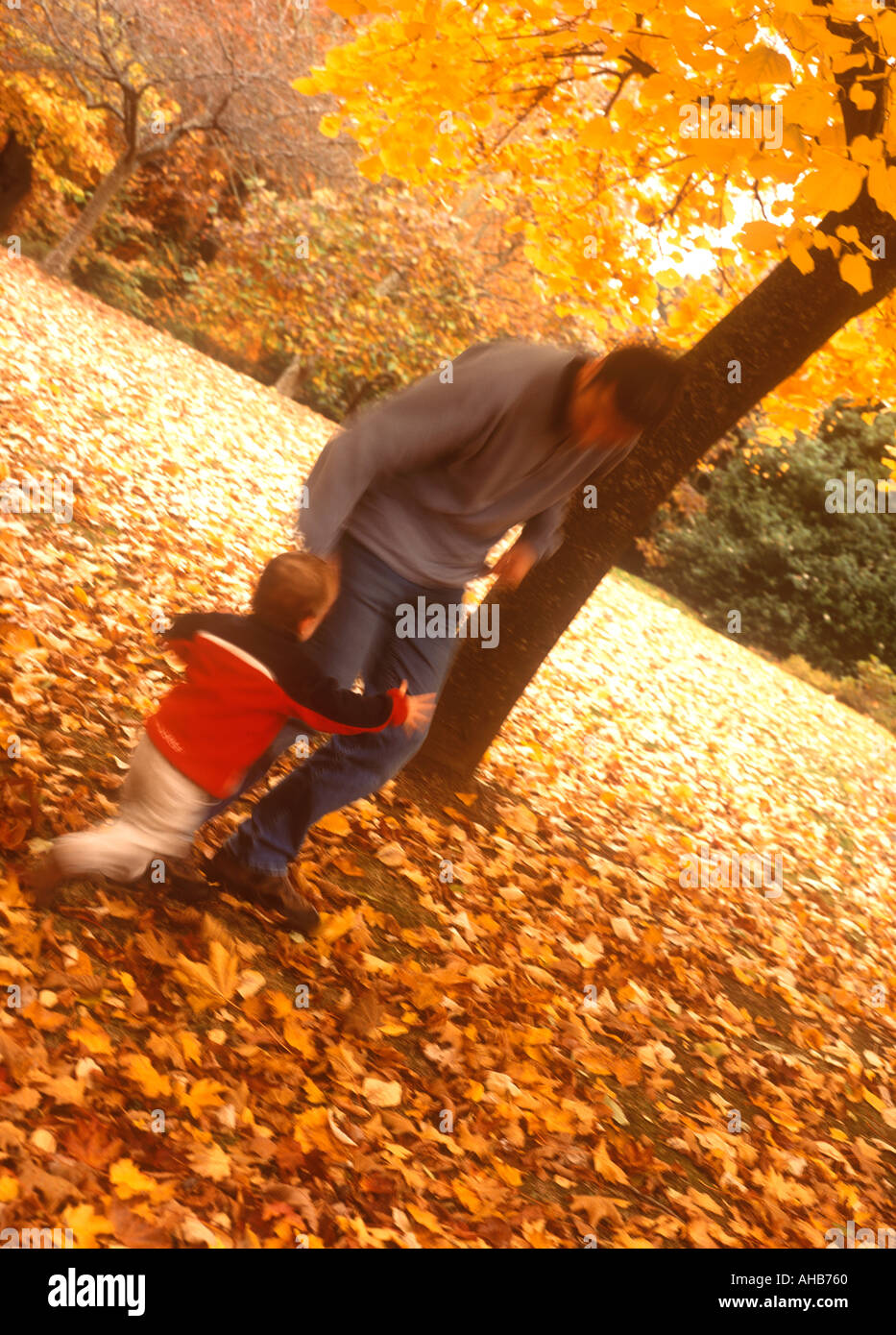 Vater mit seinem Sohn im Herbst draußen spielen Stockfoto