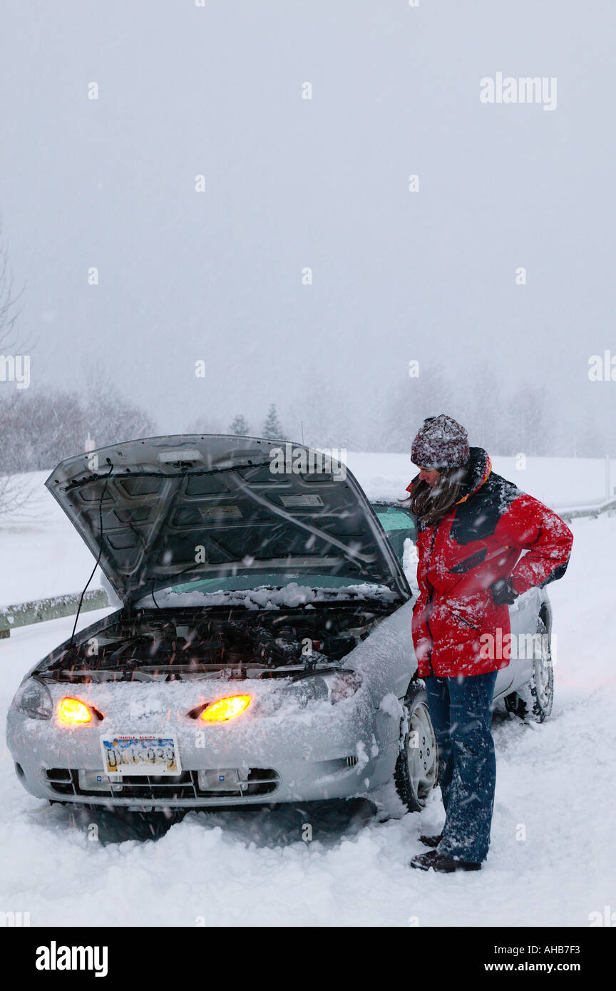 Ein weiblicher Reisender mit einem behinderten Auto während eines Schneesturms Winter Seward Alaska Herr PR Stockfoto