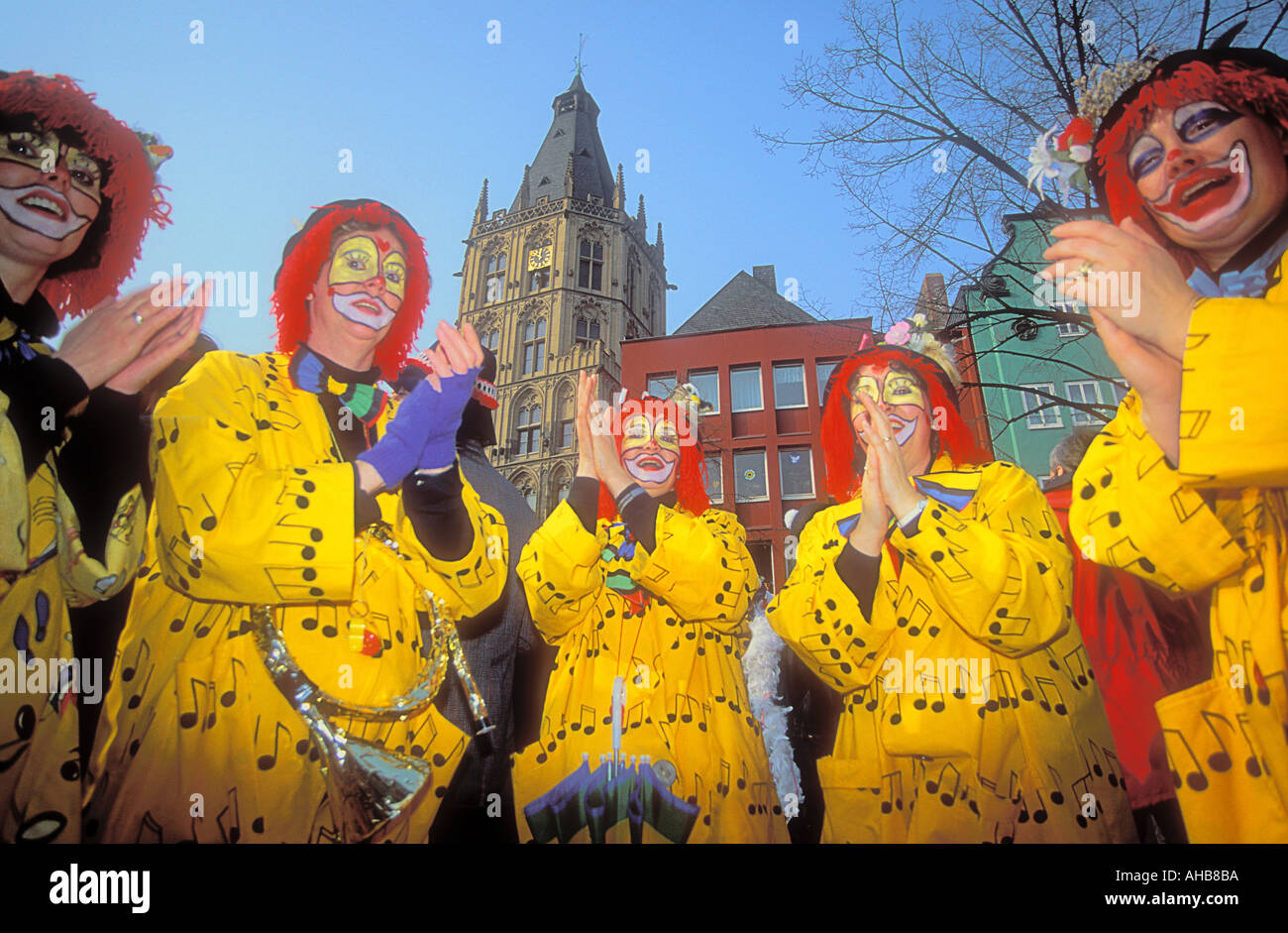 Gruppe von Frauen gekleidet in gelb genießen Karneval in Köln Stockfoto