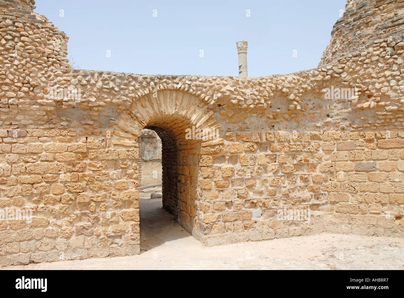 Torbögen und Zimmer inmitten der Ruinen der Antonin Thermen in Karthago, die dritte am wichtigsten im römischen Reich Stockfoto