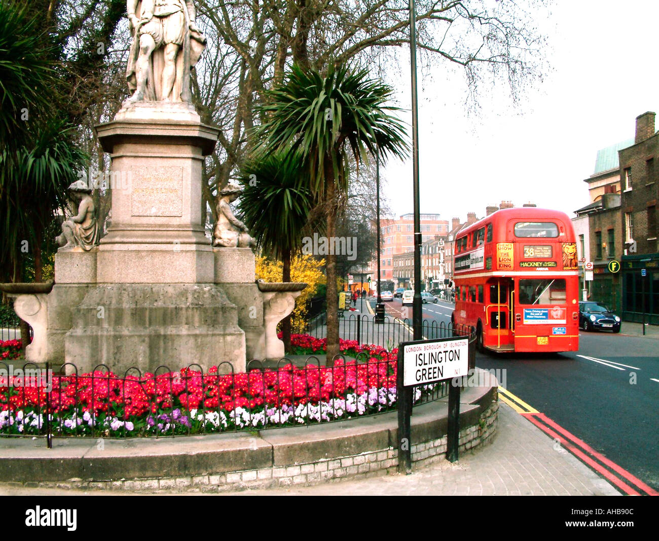 Islington Green London General Blick auf der Straße mit Statue März 03 Stockfoto