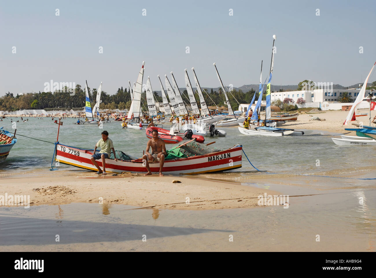 Fischerboote und Freude Sport-Segelboote am Strand von Hammamet im Norden Tunesien Stockfoto