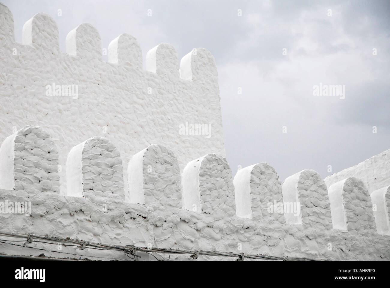 weiße Rochade Entwurf bis zum Dach des Gebäudes in Hammamet im nördlichen Tunesien festgelegt gegen einen Sommer weißen und blauen Himmel Stockfoto