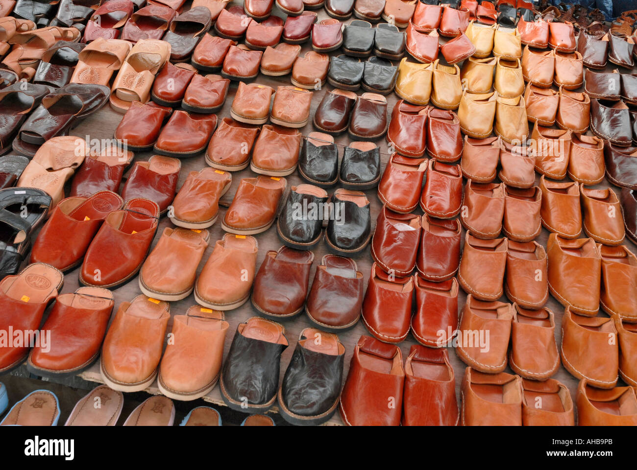 Schuhe und Leder Hausschuhe zum Verkauf auf Markt in nördlichen Hammamet in  Tunesien Stockfotografie - Alamy